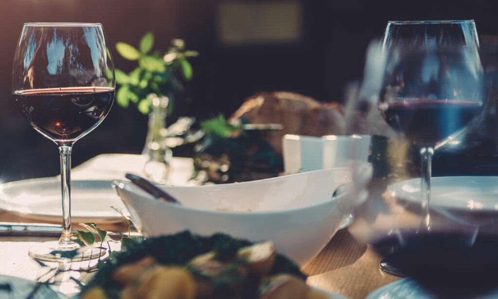 Twee glazen wijn op tafel